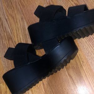 Candie’s women’s platform sandals